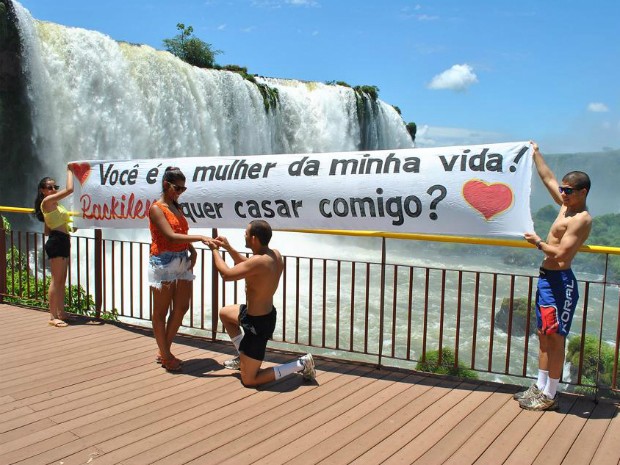 Pedido romântico de casamento foi feito em frente a uma das quedas d'água nas Cataratas do Iguaçu (Foto: Arquivo pessoal)