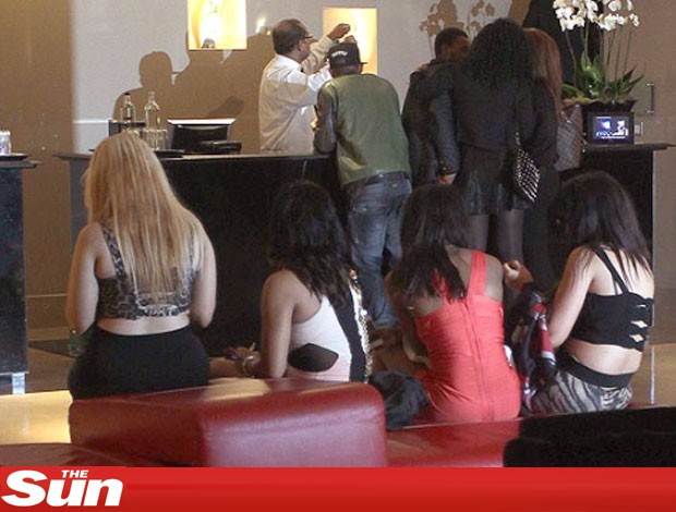 Lewis Hamilton festejar em um hotel com DEZ mulheres (Foto: divulgação / The Sun)